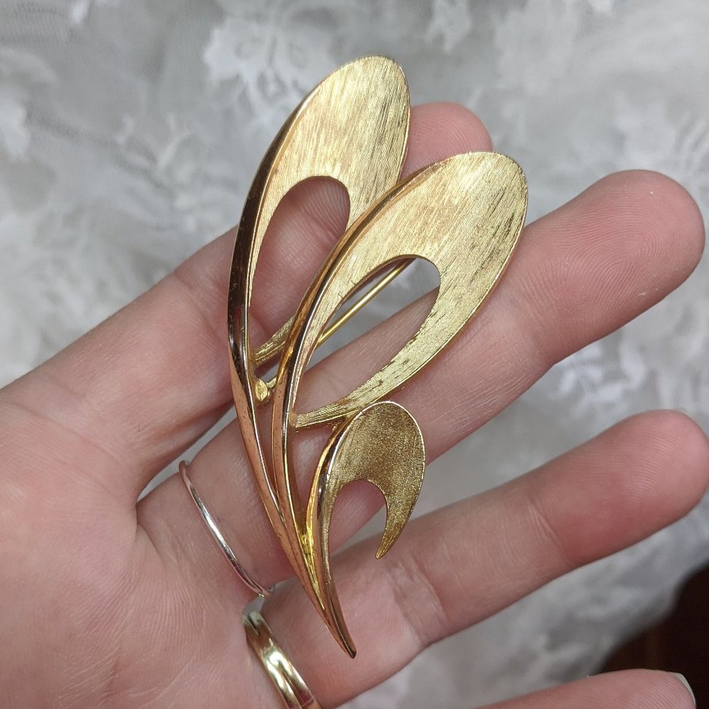 VTG Crown Trifari goldtone swirly cut out brooch